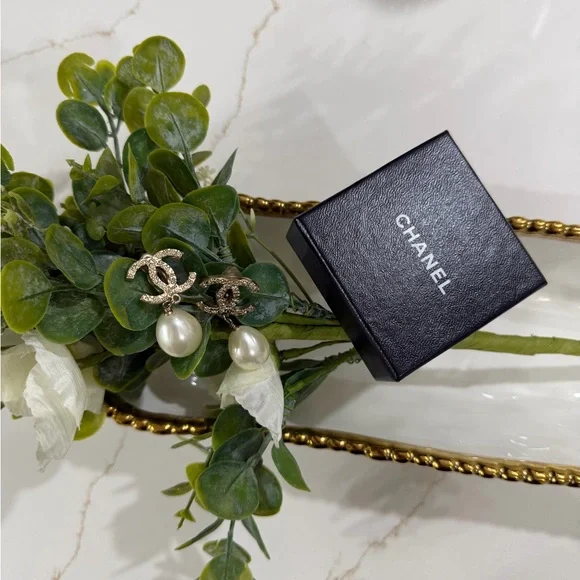 CHANEL TEAR DROP PEARL EARRING - Picture 3 of 9